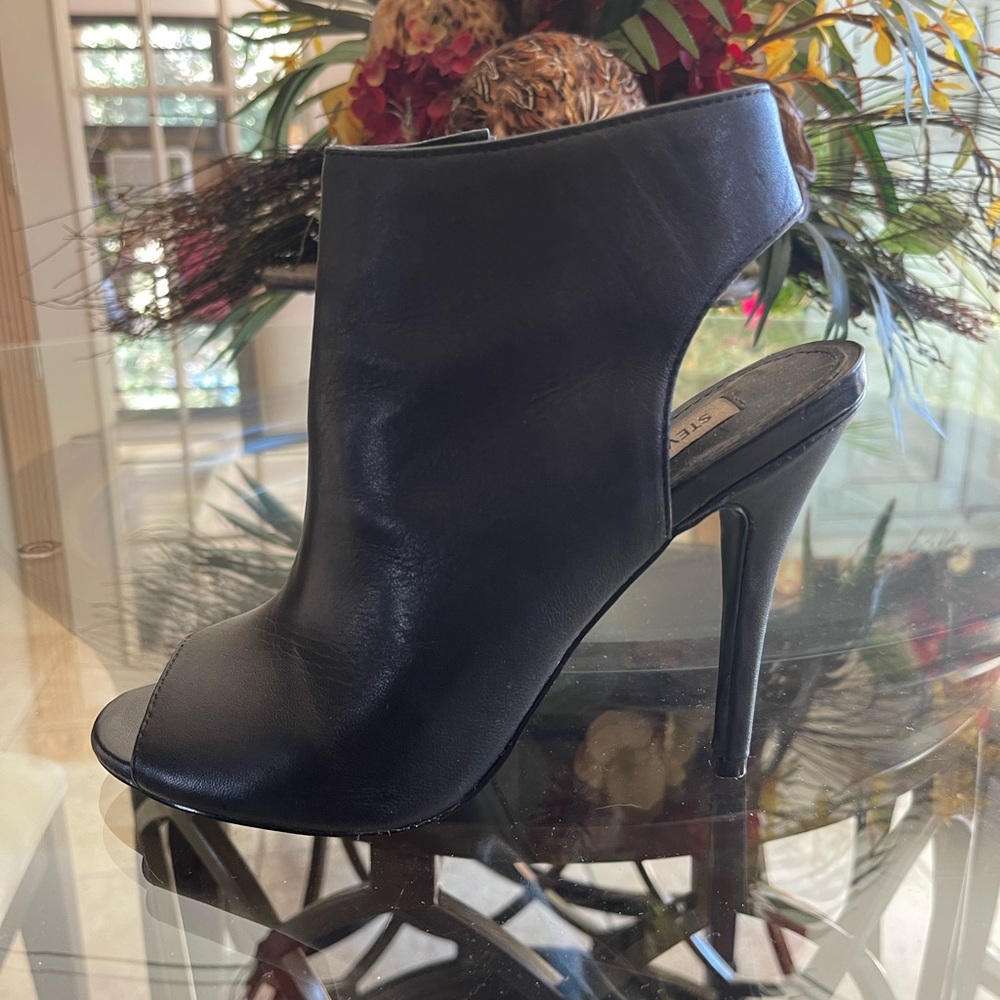 🌺RETAIL PRICE $150🌺PRETTY PREOWNED STEVE MADDEN PEEP TOE HEELS IN SIZE 7 1/2🌺